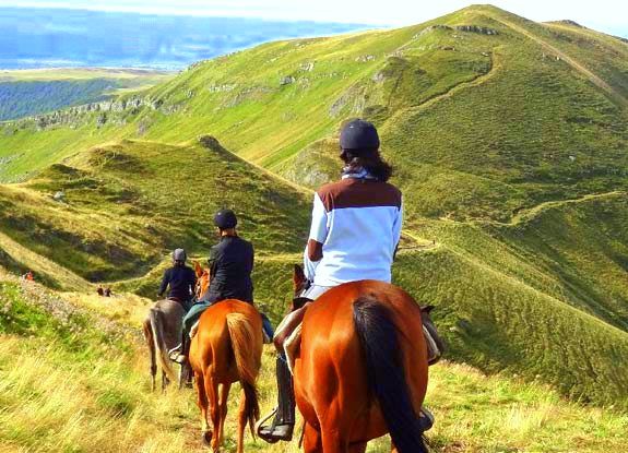 randonnee cheval volcan auvergne