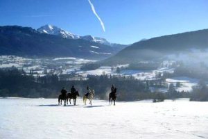 Randonnée équestre dans la neige en Savoie