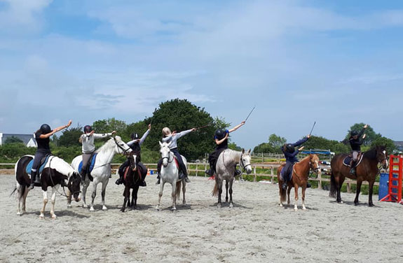 Fond Fille à Cheval Sur Un Cheval Brun Avec Sa Veste Déquitation