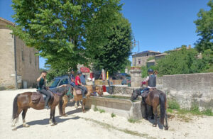 ado à cheval près d’une fontaine en Ardèche