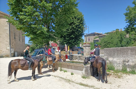 ado à cheval près d’une fontaine en Ardèche
