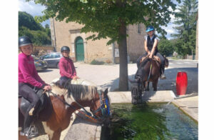 ado à cheval chevaux buvant dans un lavoir en Ardèche
