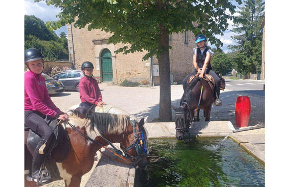ado à cheval chevaux buvant dans un lavoir en Ardèche