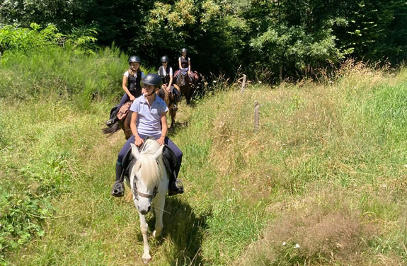 groupe d’adolescents à cheval randonnant en Ardèche