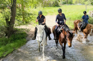 passage de rivière lors d'une randonnée en Ardèche