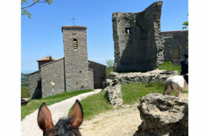 ruine lors d'une randonnée équestre en Ardèche