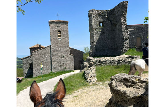 ruine lors d'une randonnée équestre en Ardèche
