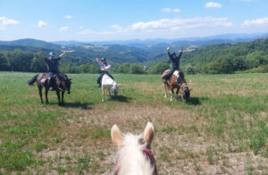 moniteur d’équitation prenant en photo des ados en Ardèche