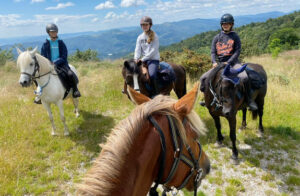 panorama ardéchois vu à cheval par des adolescents