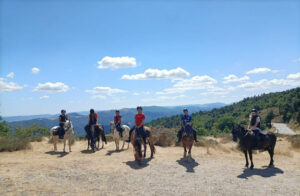 groupe d’ados à cheval devant un panorama en Ardèche