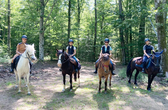 adolescents à cheval en forêt en Ardèche