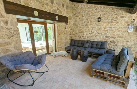 salon dans un hébergement sur une randonnée équestre en Ardèche