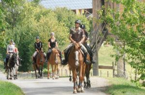 ados en balade lors d'une colonie en Tarn et Garonne