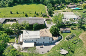 Vue aérienne du centre équestre accueillant la colonie équitation dans le Tarn-et-Garonne