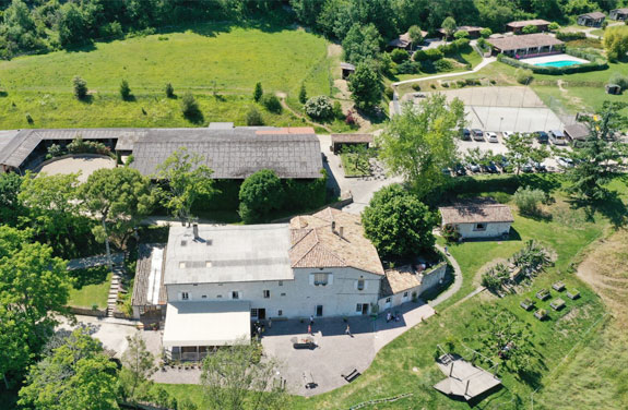Vue aérienne du centre équestre accueillant la colonie équitation dans le Tarn-et-Garonne
