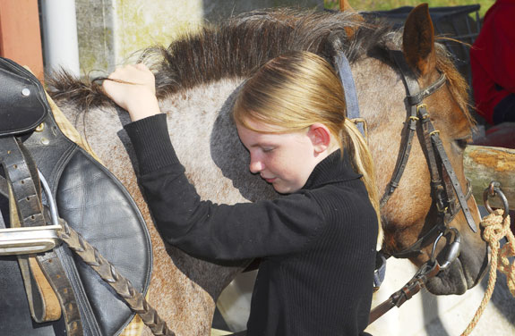 Fillette tenant son poney dans une colonie équitation en Tarn-et-Garonne