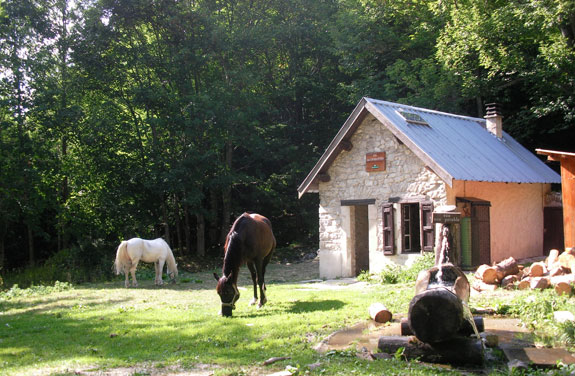 randonnée à cheval dans les Hautes Alpes hébergement en cabane avec les chevaux