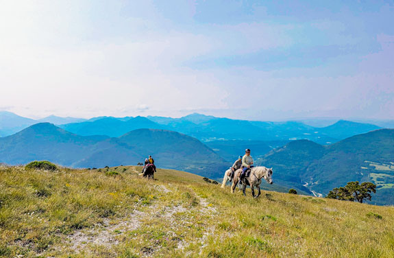 cavalières en randonnée équestre en montagne dans les Hautes Alpes