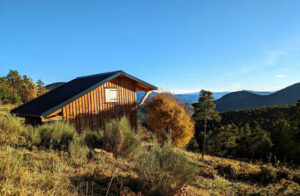randonnée équestre en montagne dans les Hautes Alpes chalet