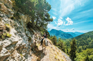 Passage délicat en randonnée équestre en montagne dans les Hautes Alpes