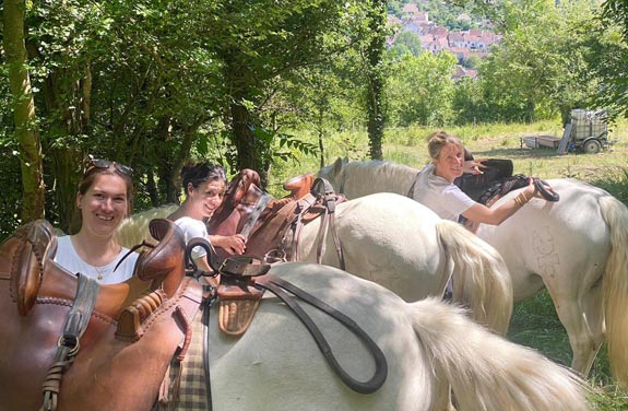 préparation des chevaux lors du week-end cheval dans le Vexin
